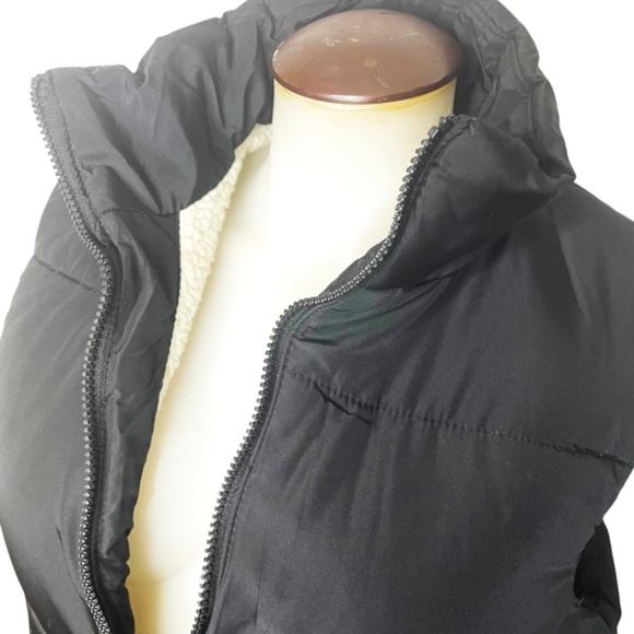 NWT Black Boxy Crop Puffer vest - Picture 10 of 12
